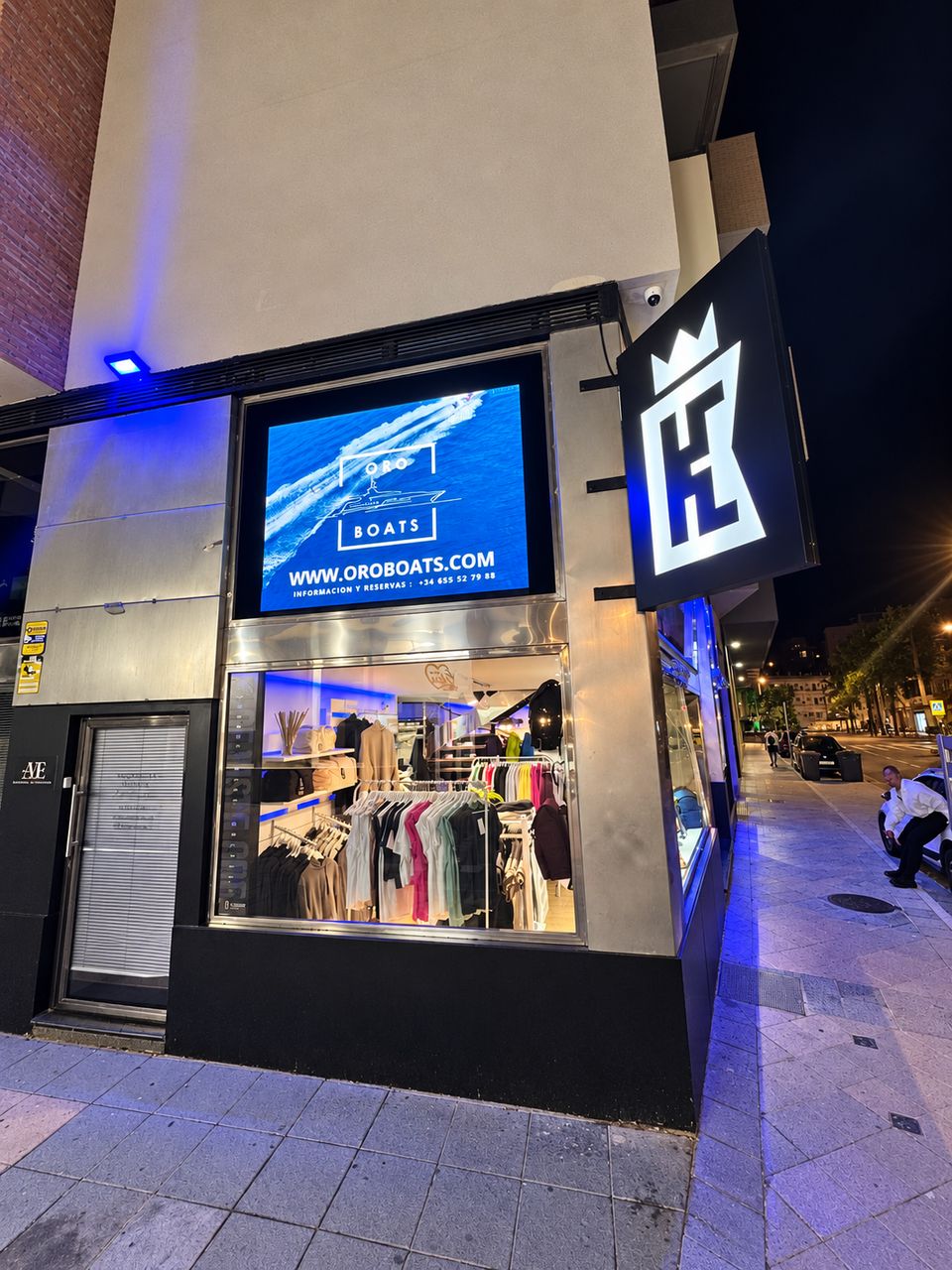 Pantalla profesional exterior sobre el escaparate de King Coast Creative Shop