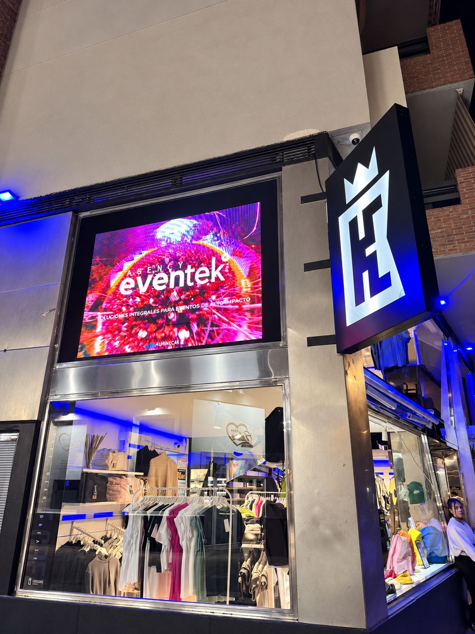 Pantalla en la fachada de un comercio por la noche