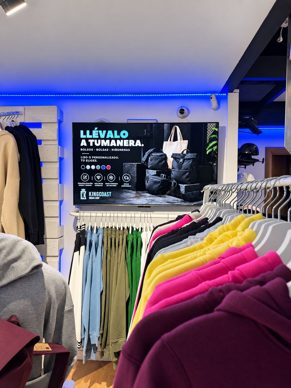 Pantalla en el interior de una tienda mostrando una promoción